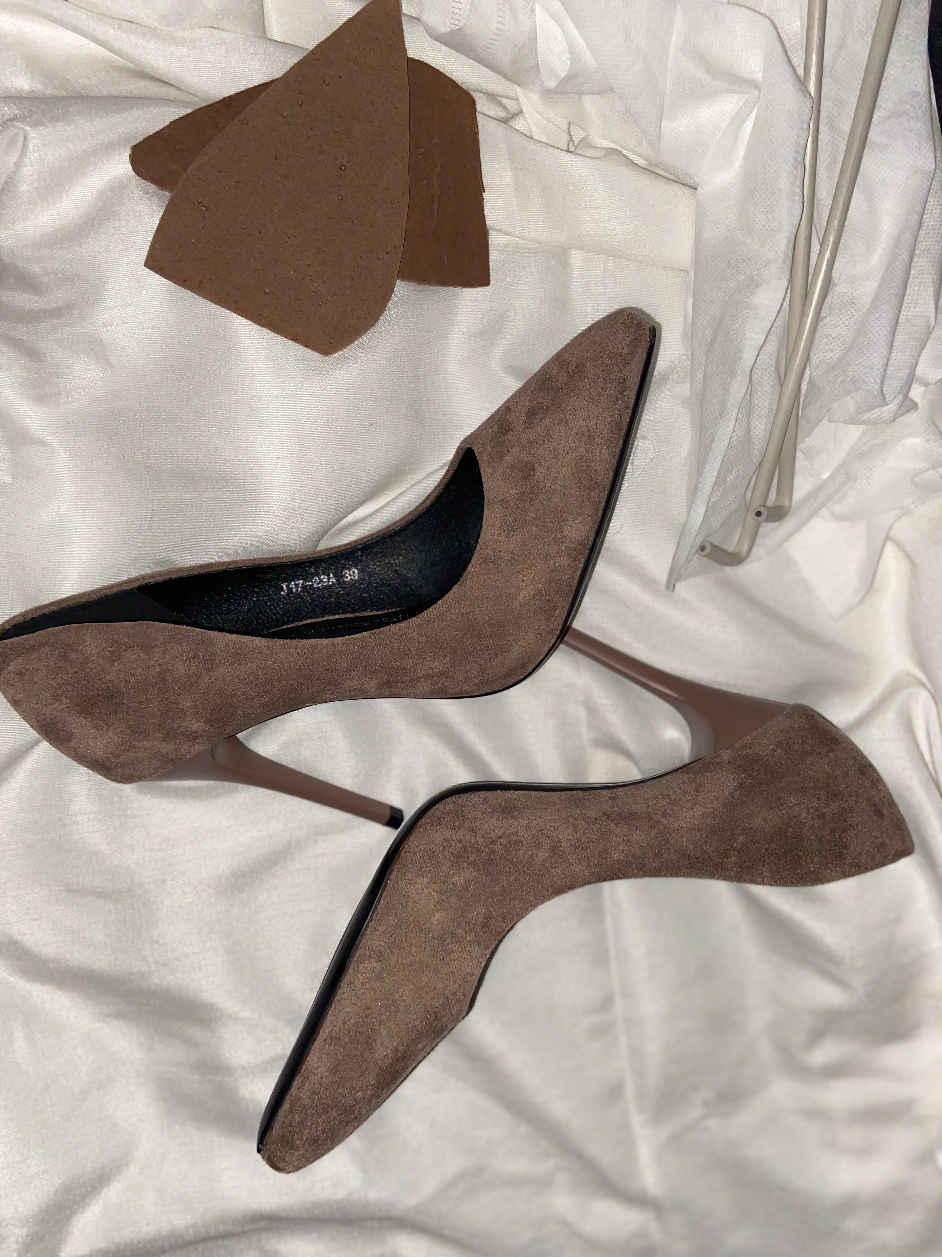 Velvet court shoe
