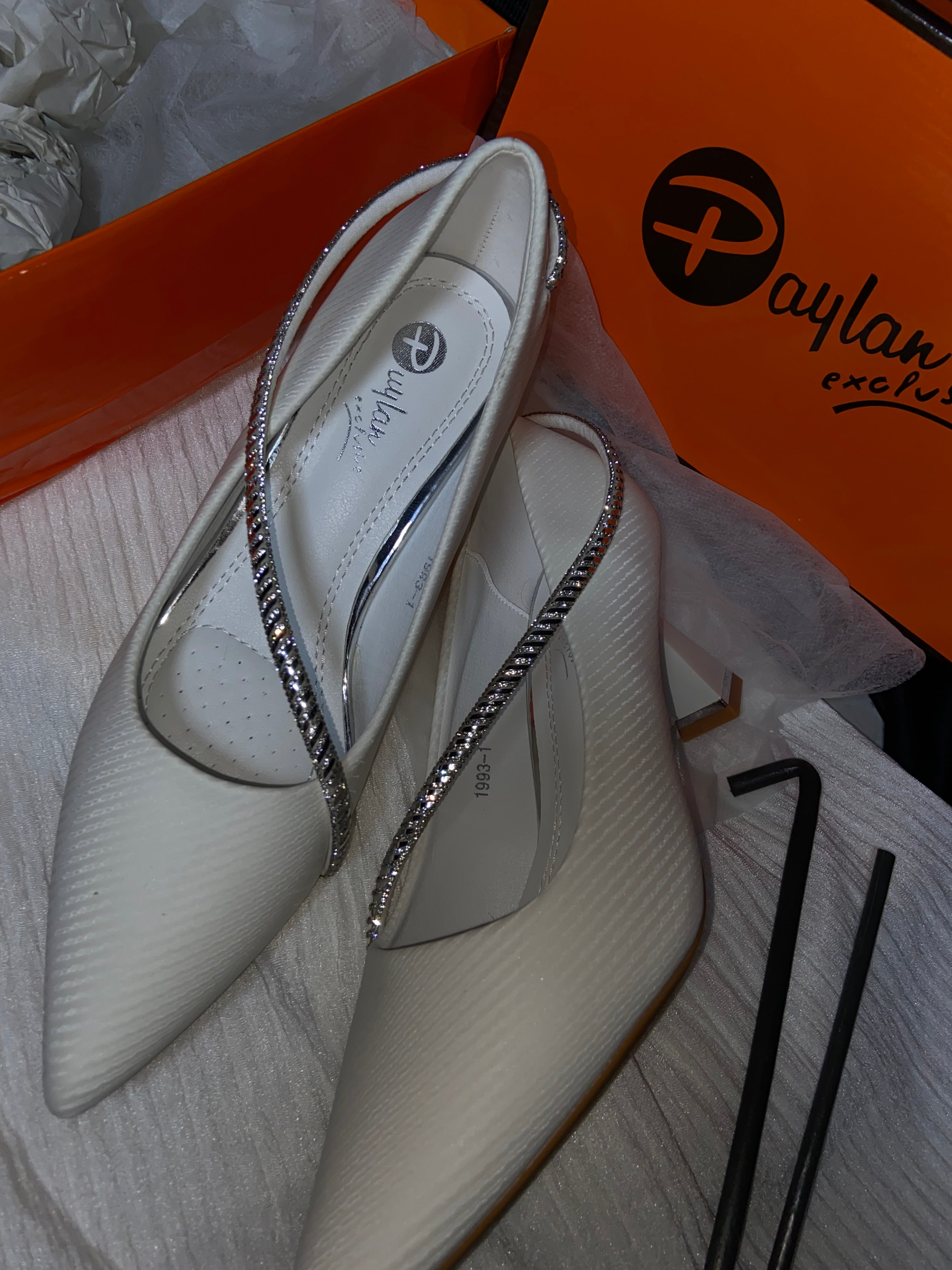 White court shoe